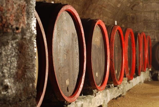 wijnvaten in de kelders van Zsirai in Tokaj Hongarije